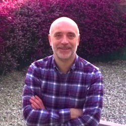 Classe 1965, socio storico di MAG2 fin dagli anni novanta del secolo scorso e già membro del Consiglio di Amministrazione 2015-2018. È stato successivamente presidente del Circolo ARCI Traverso- trattoria popolare di Milano, luogo di aggregazione, di buone pratiche e di ancor migliori utopie nella periferia nord di Milano (zona 8), progetto nato proprio grazie ad un finanziamento erogato da MAG2. Si occupa per lavoro di automazione industriale e per diletto di scrittura, con diverse pubblicazioni alle spalle.